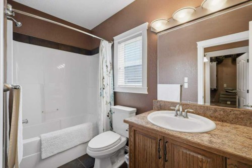 28 Oakdale Place, Red Deer, AB - Indoor Photo Showing Bathroom