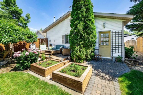 5305 44 Avenue, Red Deer, AB 