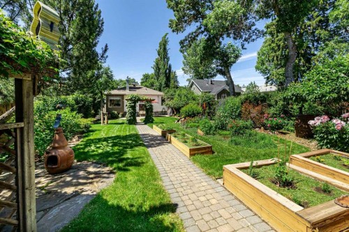 5305 44 Avenue, Red Deer, AB 