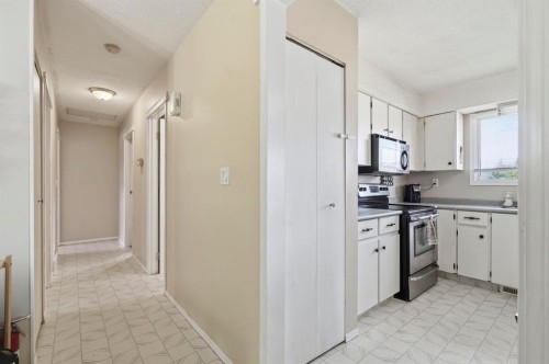 4420 57 Avenue, Innisfail, AB - Indoor Photo Showing Kitchen