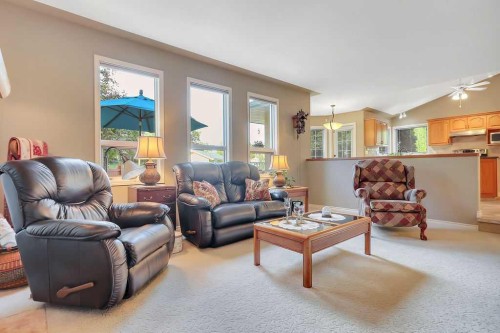 6406 55 Avenue, Ponoka, AB - Indoor Photo Showing Living Room