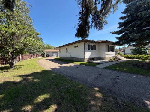 5206 61 Avenue, Ponoka, AB - Outdoor