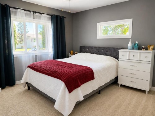 5206 61 Avenue, Ponoka, AB - Indoor Photo Showing Bedroom