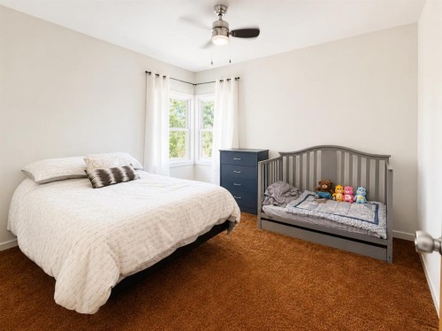 5206 61 Avenue, Ponoka, AB - Indoor Photo Showing Bedroom