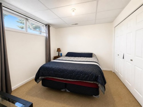 5206 61 Avenue, Ponoka, AB - Indoor Photo Showing Bedroom