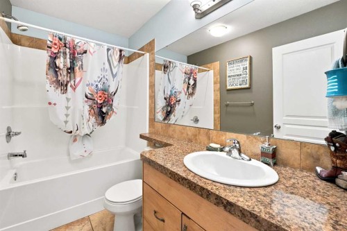 84 Mackenzie Crescent, Lacombe, AB - Indoor Photo Showing Bathroom