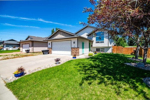 8 Iron Wolf Ridge  Lacombe, AB T4L 2K2