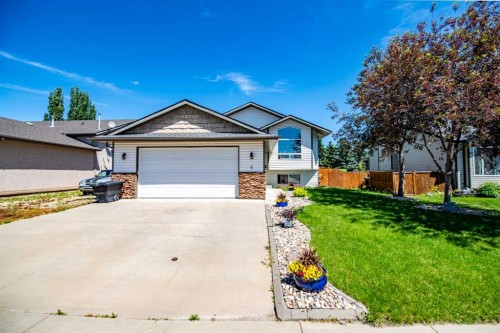 8 Iron Wolf Ridge, Lacombe, AB 