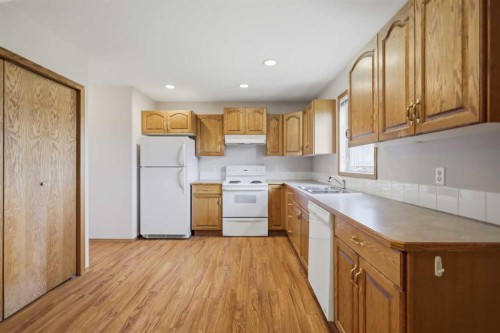 18 Terrace Heights Drive, Lacombe, AB - Indoor Photo Showing Kitchen