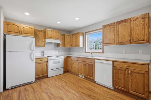 18 Terrace Heights Drive, Lacombe, AB - Indoor Photo Showing Kitchen