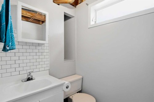 4132 50 Avenue, Innisfail, AB - Indoor Photo Showing Bathroom