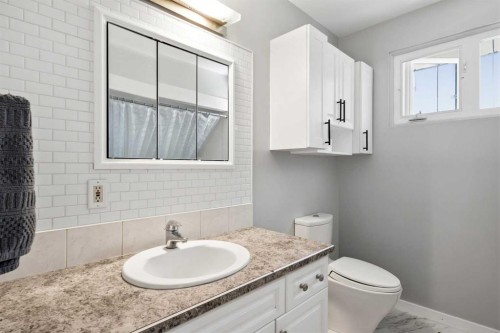 4132 50 Avenue, Innisfail, AB - Indoor Photo Showing Bathroom