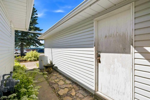 4132 50 Avenue, Innisfail, AB - Outdoor With Exterior