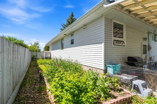 4132 50 Avenue, Innisfail, AB - Outdoor With Exterior