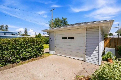 4132 50 Avenue, Innisfail, AB - Outdoor With Exterior