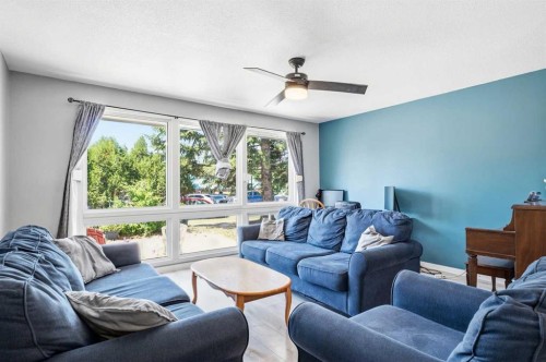 4132 50 Avenue, Innisfail, AB - Indoor Photo Showing Living Room