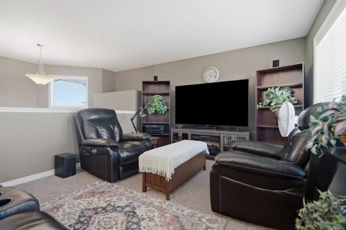 56 Heron Court, Penhold, AB - Indoor Photo Showing Living Room