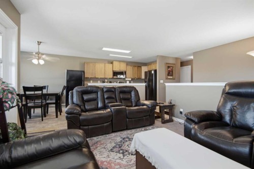 56 Heron Court, Penhold, AB - Indoor Photo Showing Living Room