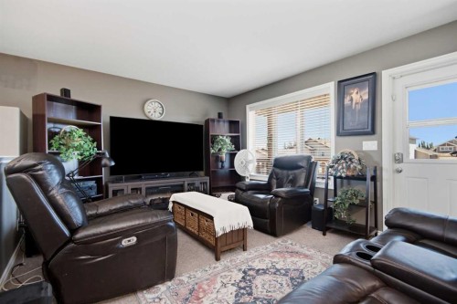 56 Heron Court, Penhold, AB - Indoor Photo Showing Living Room