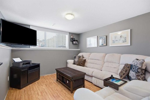 56 Heron Court, Penhold, AB - Indoor Photo Showing Living Room