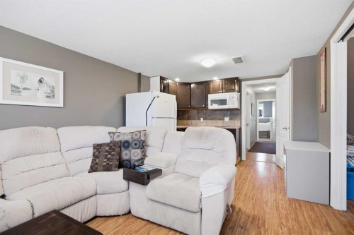 56 Heron Court, Penhold, AB - Indoor Photo Showing Living Room