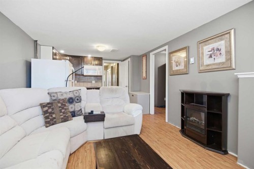 56 Heron Court, Penhold, AB - Indoor Photo Showing Living Room