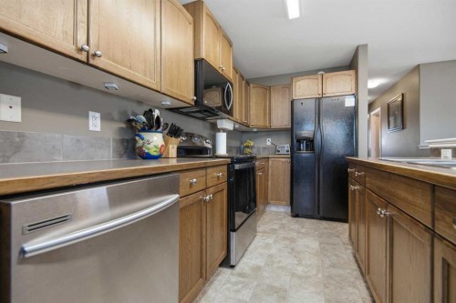 56 Heron Court, Penhold, AB - Indoor Photo Showing Kitchen