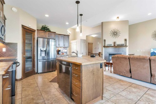 15 Liberty Place, Sylvan Lake, AB - Indoor Photo Showing Kitchen With Upgraded Kitchen