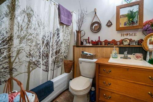 310 Beaver Street, Ferintosh, AB - Indoor Photo Showing Bathroom