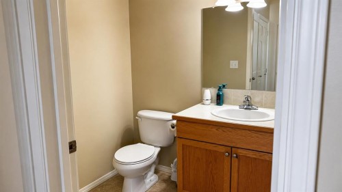 83 Lakeway Boulevard, Sylvan Lake, AB - Indoor Photo Showing Bathroom