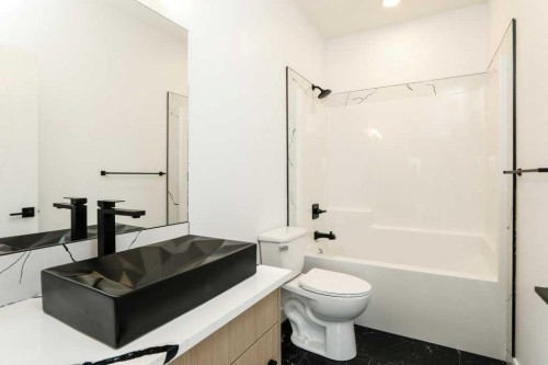 411 Caledonia Boulevard West, Lethbridge, AB - Indoor Photo Showing Bathroom