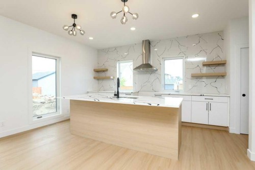 411 Caledonia Boulevard West, Lethbridge, AB - Indoor Photo Showing Kitchen