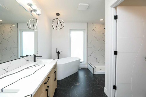 411 Caledonia Boulevard West, Lethbridge, AB - Indoor Photo Showing Bathroom