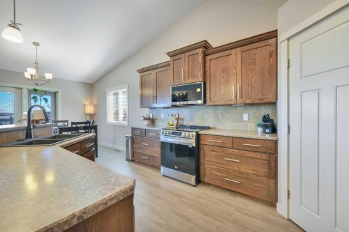 74 Turner Crescent, Red Deer, AB - Indoor Photo Showing Kitchen With Double Sink With Upgraded Kitchen