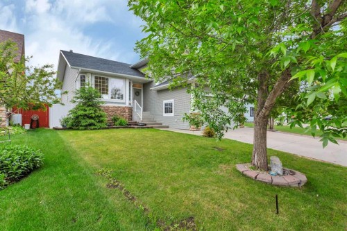 33 Walker Boulevard, Red Deer, AB 