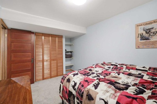 6124 Hamilton Drive, Red Deer, AB - Indoor Photo Showing Bedroom