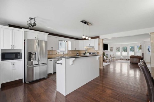 5 Westwood Crescent, Sylvan Lake, AB - Indoor Photo Showing Kitchen With Stainless Steel Kitchen With Upgraded Kitchen