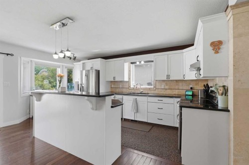 5 Westwood Crescent, Sylvan Lake, AB - Indoor Photo Showing Kitchen
