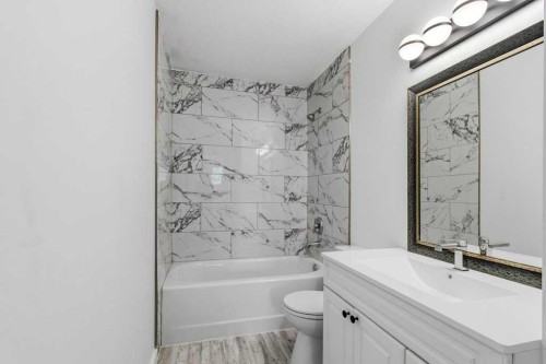 4719 46 Avenue, Sylvan Lake, AB - Indoor Photo Showing Bathroom