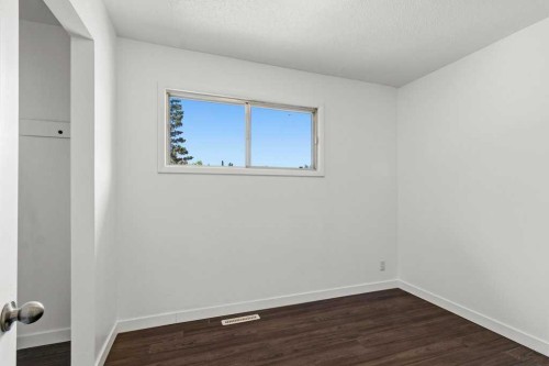 4719 46 Avenue, Sylvan Lake, AB - Indoor Photo Showing Other Room