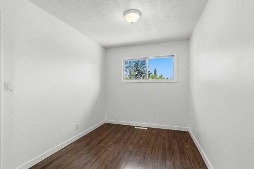 4719 46 Avenue, Sylvan Lake, AB - Indoor Photo Showing Other Room
