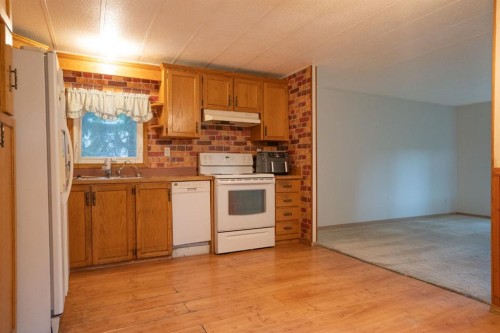 #8 48A Street Close, Alix, AB - Indoor Photo Showing Kitchen