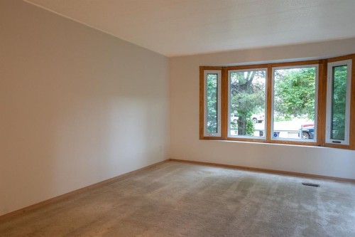 #8 48A Street Close, Alix, AB - Indoor Photo Showing Other Room