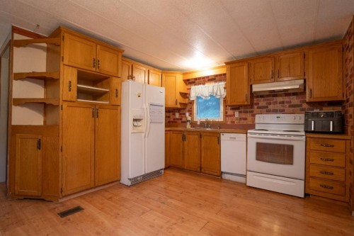 #8 48A Street Close, Alix, AB - Indoor Photo Showing Kitchen
