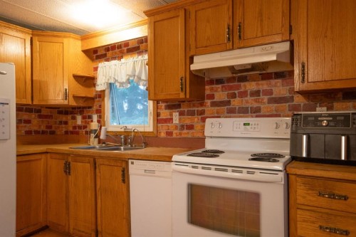 #8 48A Street Close, Alix, AB - Indoor Photo Showing Kitchen With Double Sink