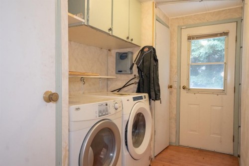 #8 48A Street Close, Alix, AB - Indoor Photo Showing Laundry Room