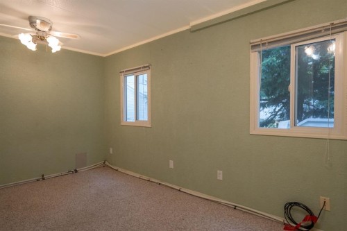 #8 48A Street Close, Alix, AB - Indoor Photo Showing Other Room
