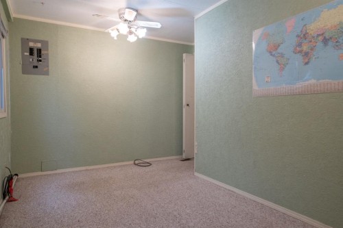 #8 48A Street Close, Alix, AB - Indoor Photo Showing Other Room