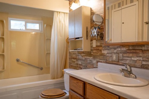 #8 48A Street Close, Alix, AB - Indoor Photo Showing Bathroom