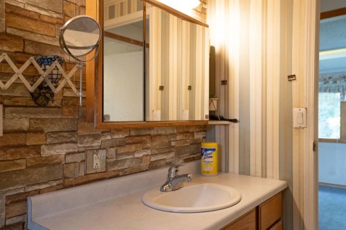 #8 48A Street Close, Alix, AB - Indoor Photo Showing Bathroom